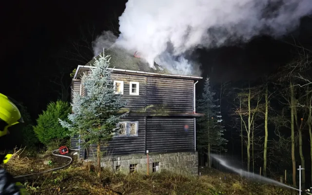 Noční požár u přehrady. V Chelčického ulici hořel dům