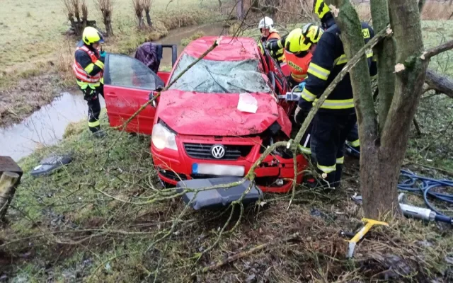 Hasiči vyprošťovali řidiče v Deštné. Nehodu nahlásily chytré hodinky