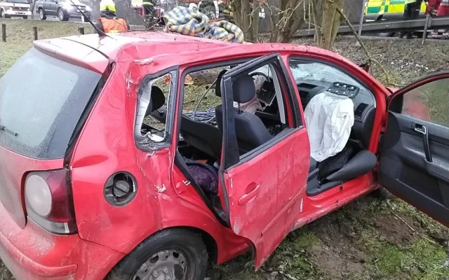 Hasiči vyprošťovali řidiče v Deštné. Nehodu nahlásily chytré hodinky