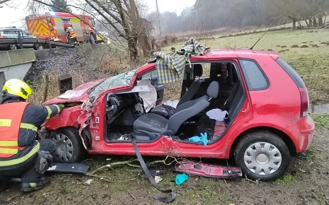 Hasiči vyprošťovali řidiče v Deštné. Nehodu nahlásily chytré hodinky