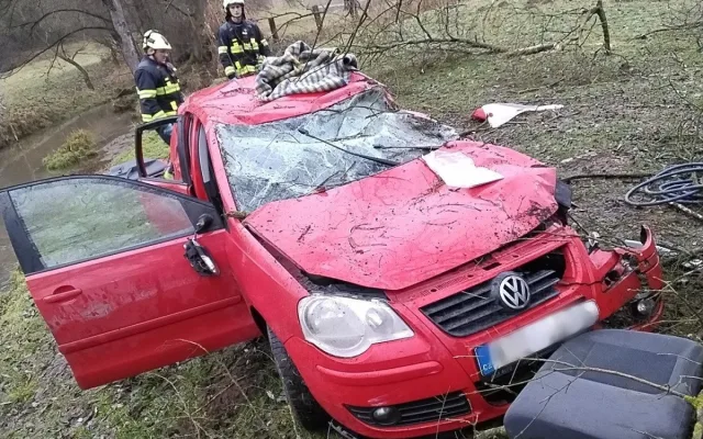Hasiči vyprošťovali řidiče v Deštné. Nehodu nahlásily chytré hodinky