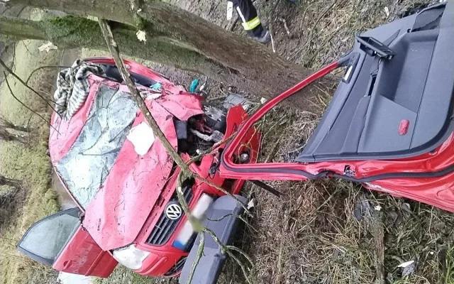 Hasiči vyprošťovali řidiče v Deštné. Nehodu nahlásily chytré hodinky