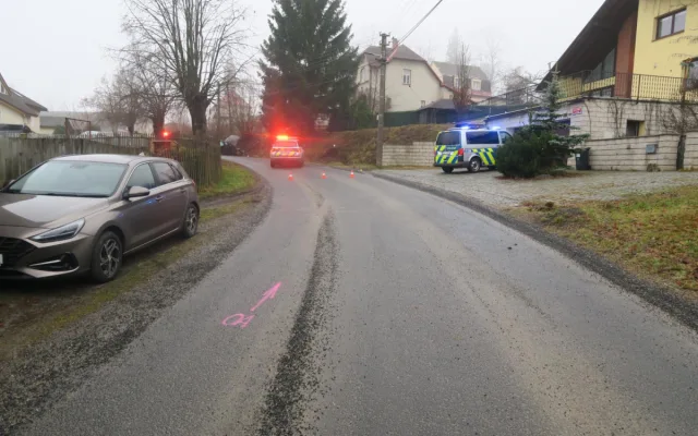 Policisty zaujal muž, který se schovával pod volant. Pak zběsile ujížděl a havaroval