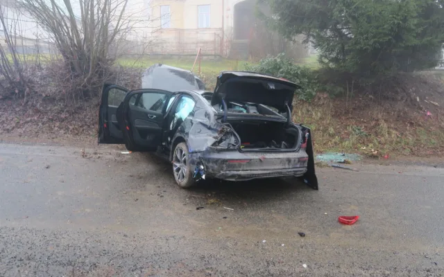 Policisty zaujal muž, který se schovával pod volant. Pak zběsile ujížděl a havaroval