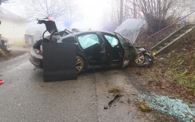 Policisty zaujal muž, který se schovával pod volant. Pak zběsile ujížděl a havaroval