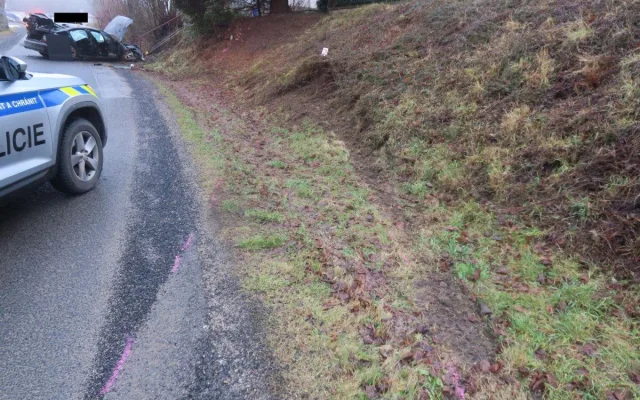 Policisty zaujal muž, který se schovával pod volant. Pak zběsile ujížděl a havaroval
