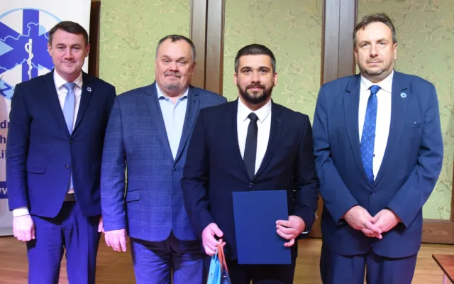 Medaile, poděkování i plakety. Záchranka ocenila své lidi, ředitele čekalo překvapení