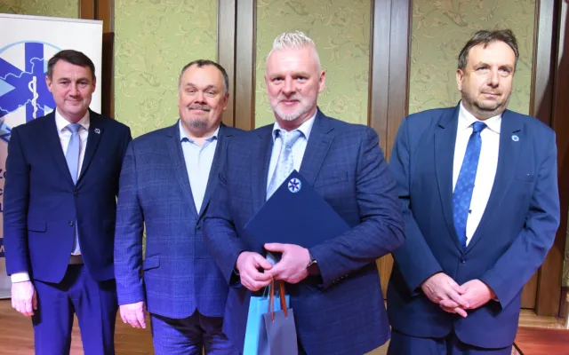 Medaile, poděkování i plakety. Záchranka ocenila své lidi, ředitele čekalo překvapení