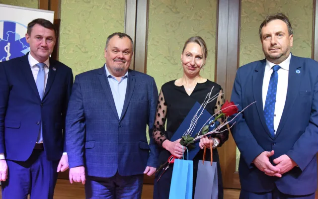 Medaile, poděkování i plakety. Záchranka ocenila své lidi, ředitele čekalo překvapení