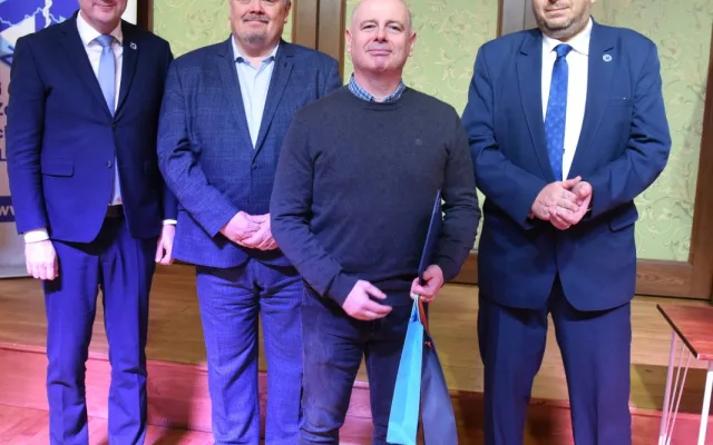 Medaile, poděkování i plakety. Záchranka ocenila své lidi, ředitele čekalo překvapení