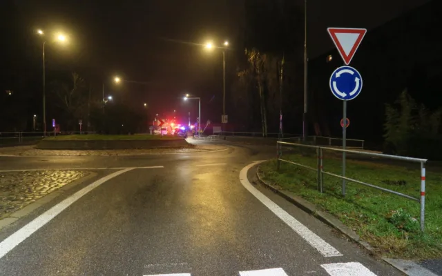 Řidička v Jablonci zdemolovala kruháč i auto. Nadýchala přes dvě promile