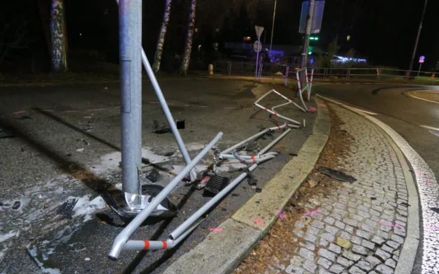 Řidička v Jablonci zdemolovala kruháč i auto. Nadýchala přes dvě promile