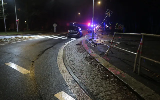 Řidička v Jablonci zdemolovala kruháč i auto. Nadýchala přes dvě promile