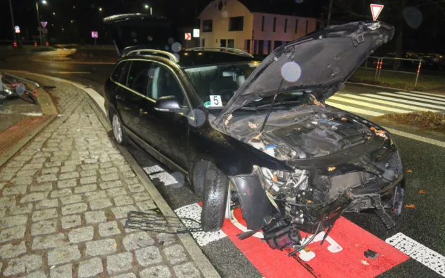 Řidička v Jablonci zdemolovala kruháč i auto. Nadýchala přes dvě promile