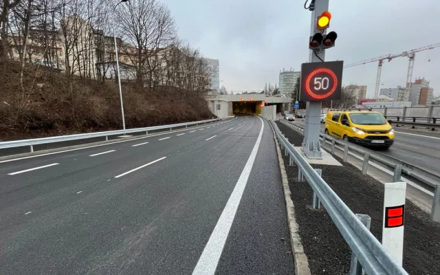 Tunel se po dlouhé opravě otevírá. Už příští rok ŘSD na průtahu chystá další omezení