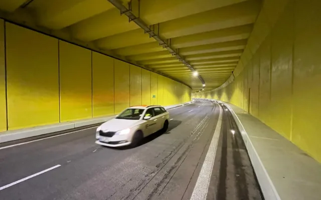 Tunel se po dlouhé opravě otevírá. Už příští rok ŘSD na průtahu chystá další omezení
