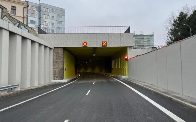 Tunel se po dlouhé opravě otevírá. Už příští rok ŘSD na průtahu chystá další omezení