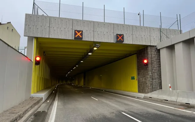 Tunel se po dlouhé opravě otevírá. Už příští rok ŘSD na průtahu chystá další omezení
