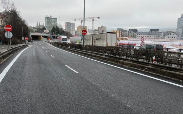 Tunel se po dlouhé opravě otevírá. Už příští rok ŘSD na průtahu chystá další omezení