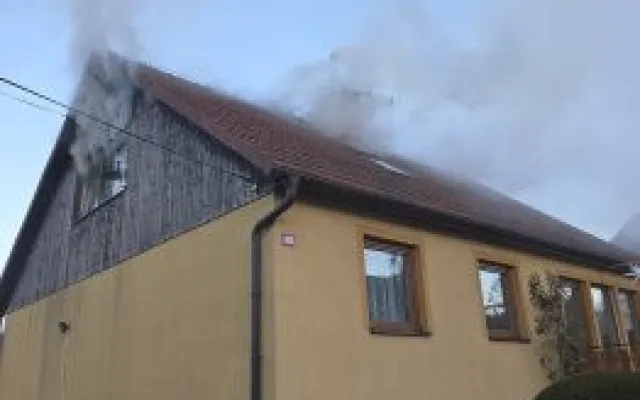 V Chrastavě hořela střecha rodinného domu, obyvatelé stihli utéct