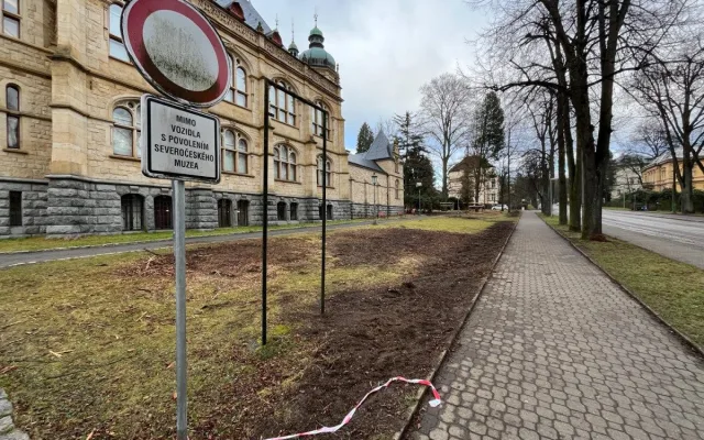 Z prostranství před muzeem zmizely rododendrony. Rekonstrukce parku začala