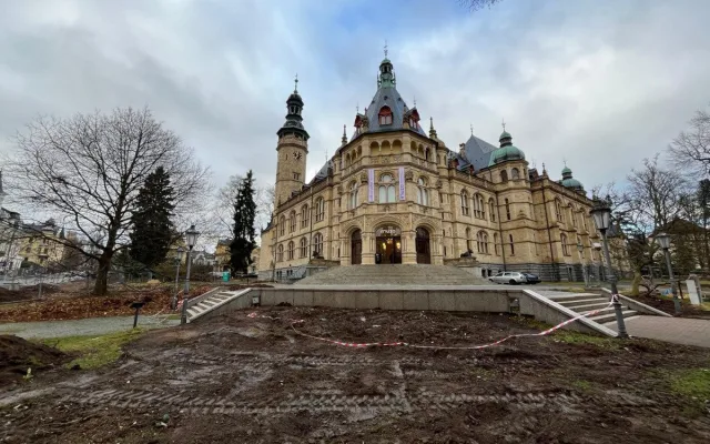 Z prostranství před muzeem zmizely rododendrony. Rekonstrukce parku začala