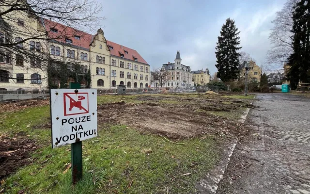 Z prostranství před muzeem zmizely rododendrony. Rekonstrukce parku začala