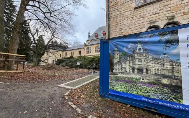 Z prostranství před muzeem zmizely rododendrony. Rekonstrukce parku začala