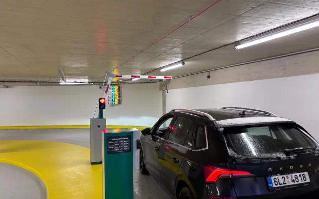 Parkovací dům liberecké nemocnice je v provozu. V šesti podlažích nabízí 338 míst