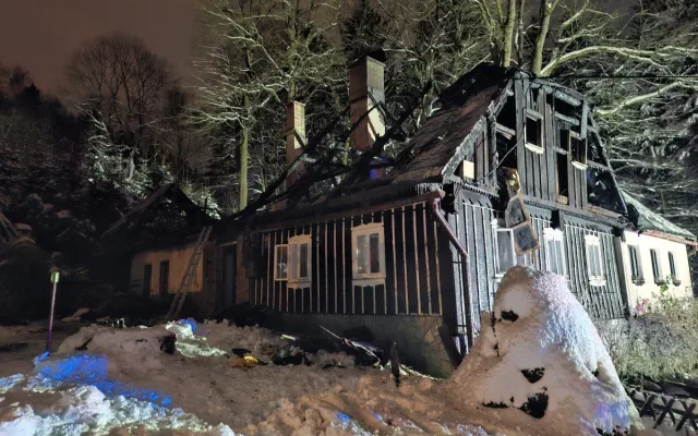 V Jabloneckých Pasekách v noci vyhořela roubenka. Náročný zásah komplikoval sníh