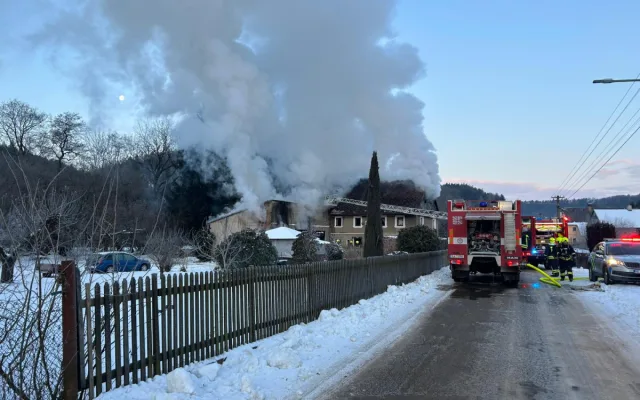 Požár ve Velenicích. Oheň zasáhl dílnu u rodinného domu