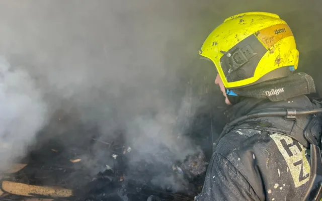 Požár ve Velenicích. Oheň zasáhl dílnu u rodinného domu