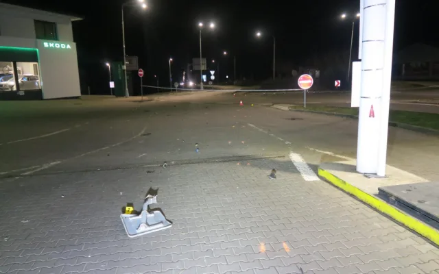 Rovně přes kruháč, pak náraz do značky. Z mikrospánku procitl řidič pod vlivem rychle