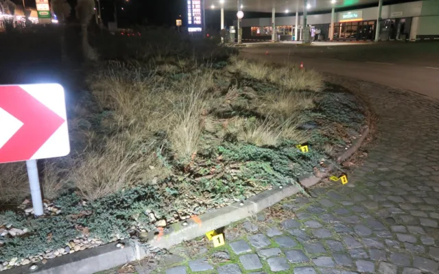 Rovně přes kruháč, pak náraz do značky. Z mikrospánku procitl řidič pod vlivem rychle