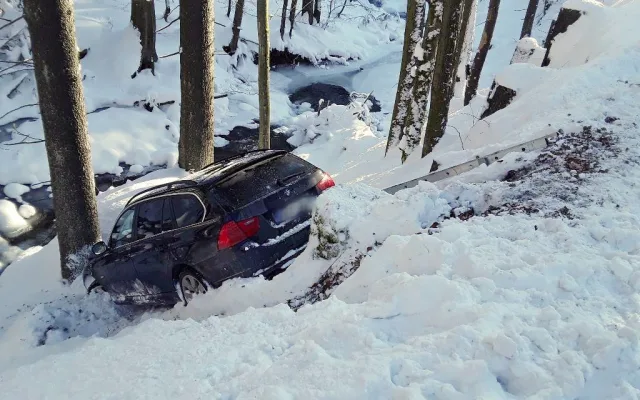 Auto sjelo na Semilsku ze silnice do čtyřmetrového srázu. Náraz ztlumila sněhová peřina
