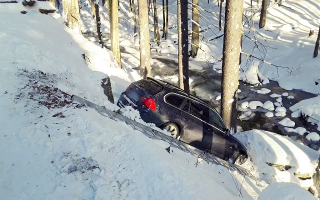 Auto sjelo na Semilsku ze silnice do čtyřmetrového srázu. Náraz ztlumila sněhová peřina