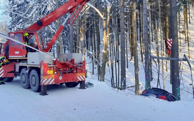 Auto sjelo na Semilsku ze silnice do čtyřmetrového srázu. Náraz ztlumila sněhová peřina