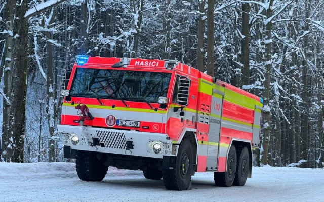 Auto sjelo na Semilsku ze silnice do čtyřmetrového srázu. Náraz ztlumila sněhová peřina