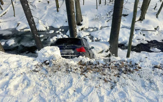 Auto sjelo na Semilsku ze silnice do čtyřmetrového srázu. Náraz ztlumila sněhová peřina