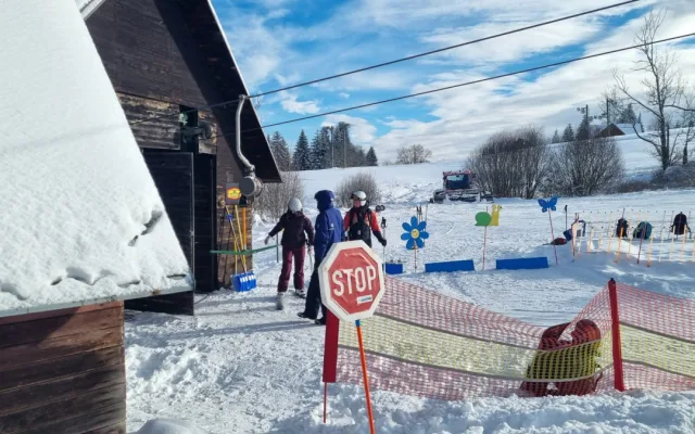 Část skiareálu v jizerskohorském Bedřichově je od pátku v provozu, sněhové podmínky přejí