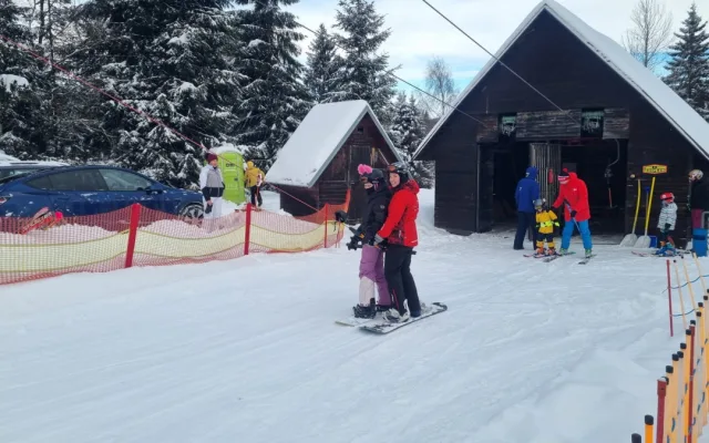 Část skiareálu v jizerskohorském Bedřichově je od pátku v provozu, sněhové podmínky přejí