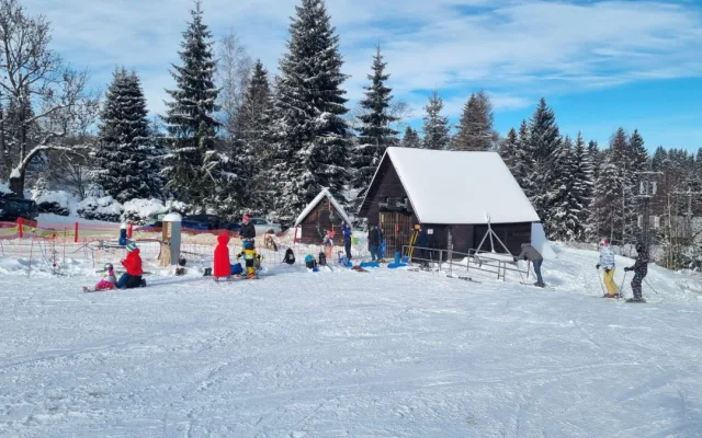 Část skiareálu v jizerskohorském Bedřichově je od pátku v provozu, sněhové podmínky přejí