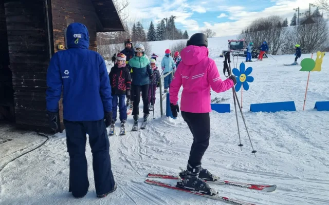 Část skiareálu v jizerskohorském Bedřichově je od pátku v provozu, sněhové podmínky přejí
