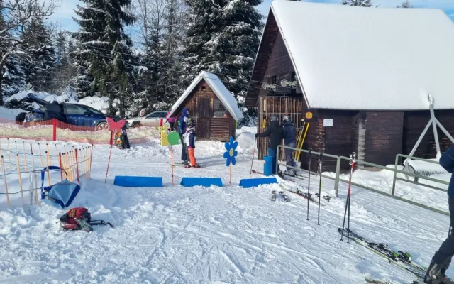 Část skiareálu v jizerskohorském Bedřichově je od pátku v provozu, sněhové podmínky přejí