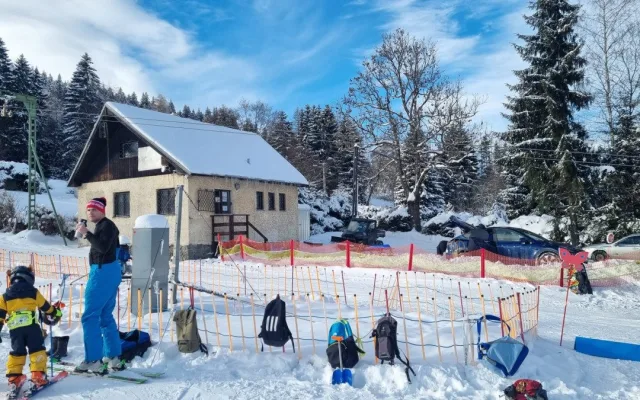 Část skiareálu v jizerskohorském Bedřichově je od pátku v provozu, sněhové podmínky přejí