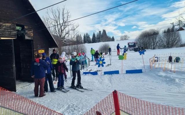 Část skiareálu v jizerskohorském Bedřichově je od pátku v provozu, sněhové podmínky přejí