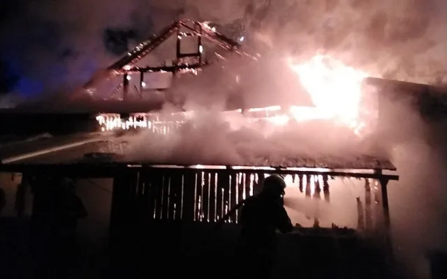 V Božíkově na Českolipsku pohltily plameny stodolu, zásah komplikoval silný mráz