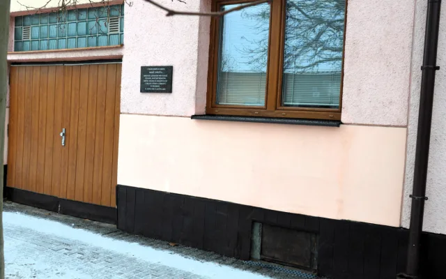 Legendě českého skautingu Miloši Zapletalovi odhalili na rodném domě pamětní desku