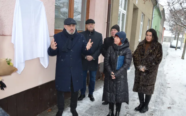 Legendě českého skautingu Miloši Zapletalovi odhalili na rodném domě pamětní desku