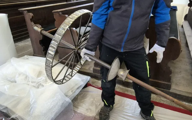 Chrámový křišťálový lustr z Hejnic se po více než sto letech dočká generální obnovy